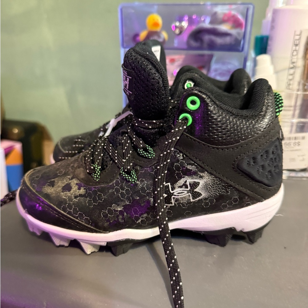 Under Armour Kids Black, White and Green Baseball Cleats. NWOT!! Size 11K